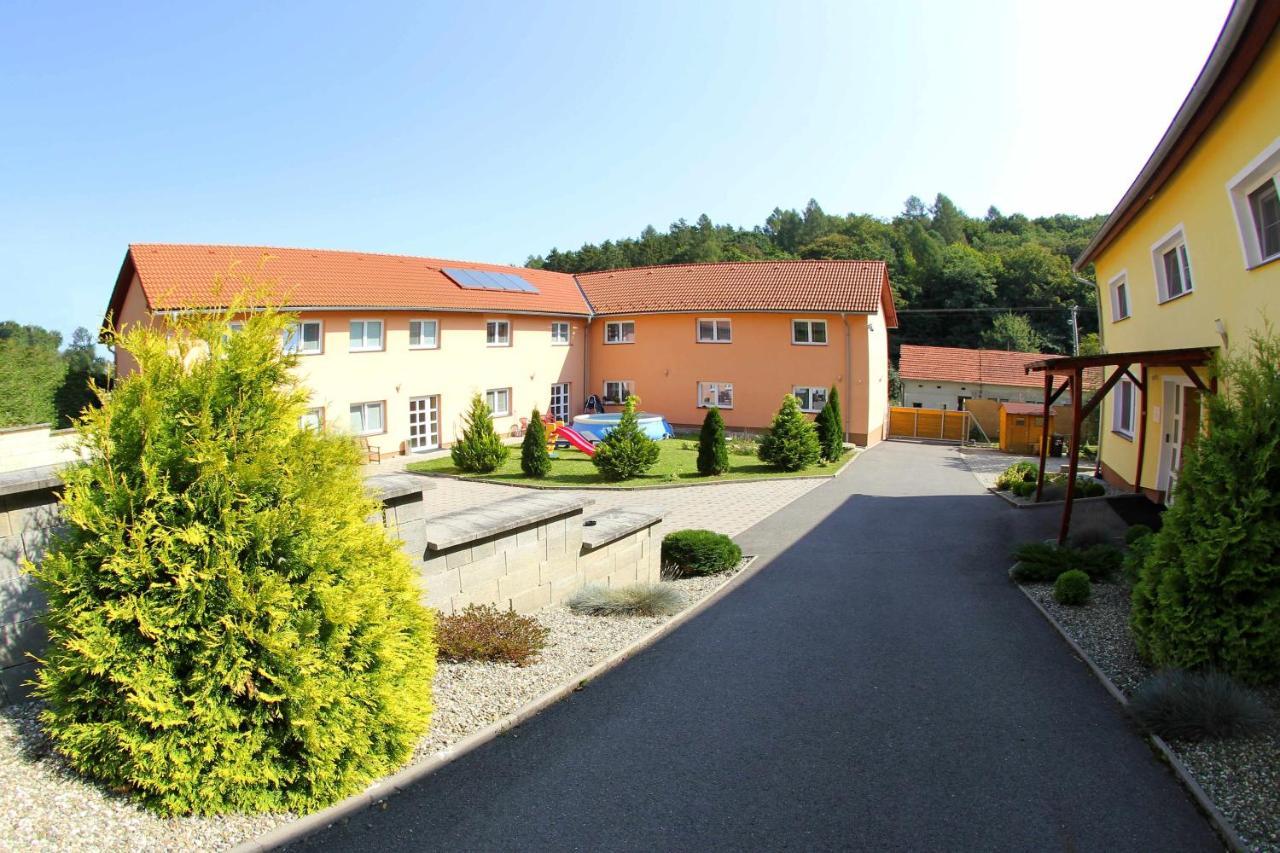 Cerny Kocour Apart Hotel Sarovy Exterior foto