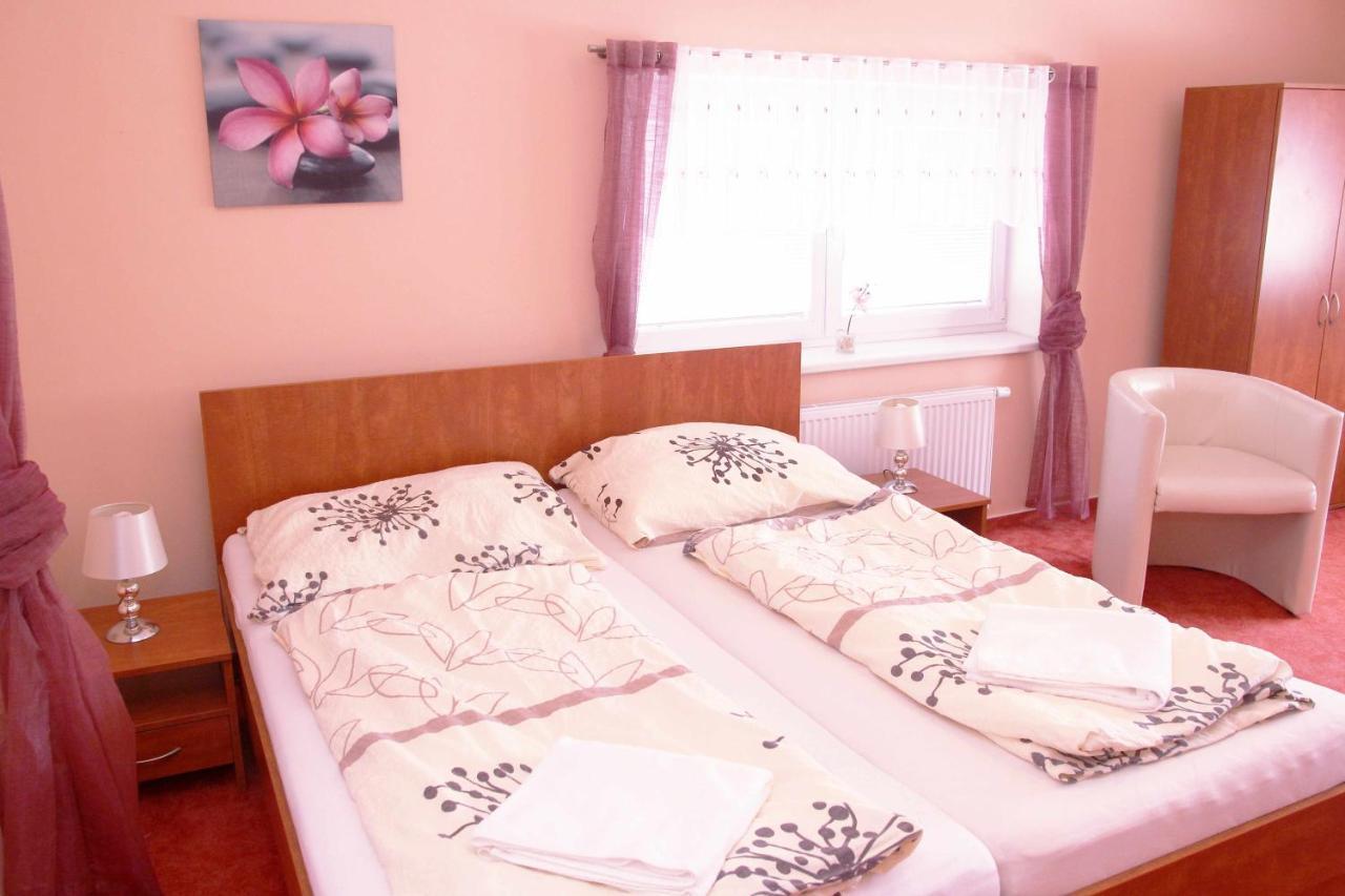 Cerny Kocour Apart Hotel Sarovy Exterior foto