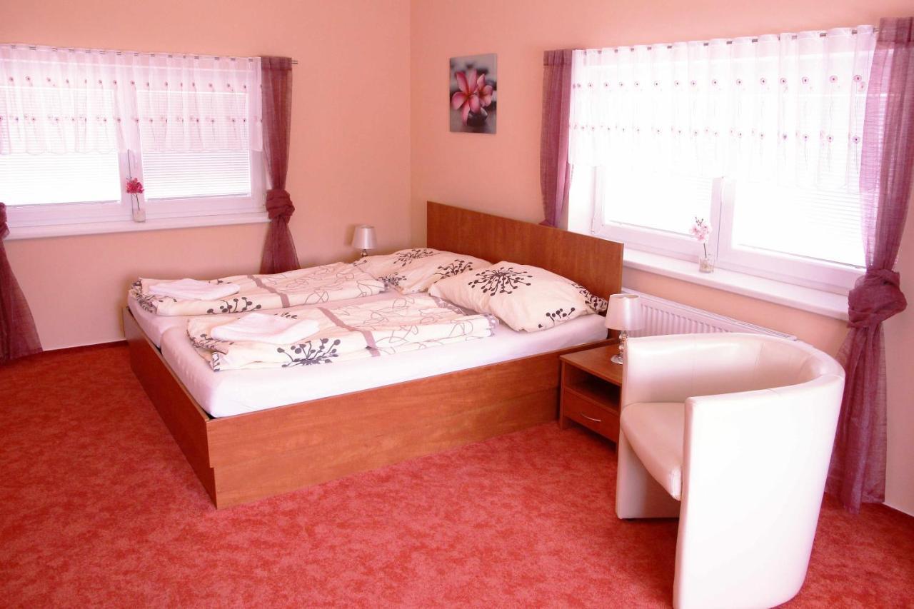 Cerny Kocour Apart Hotel Sarovy Exterior foto