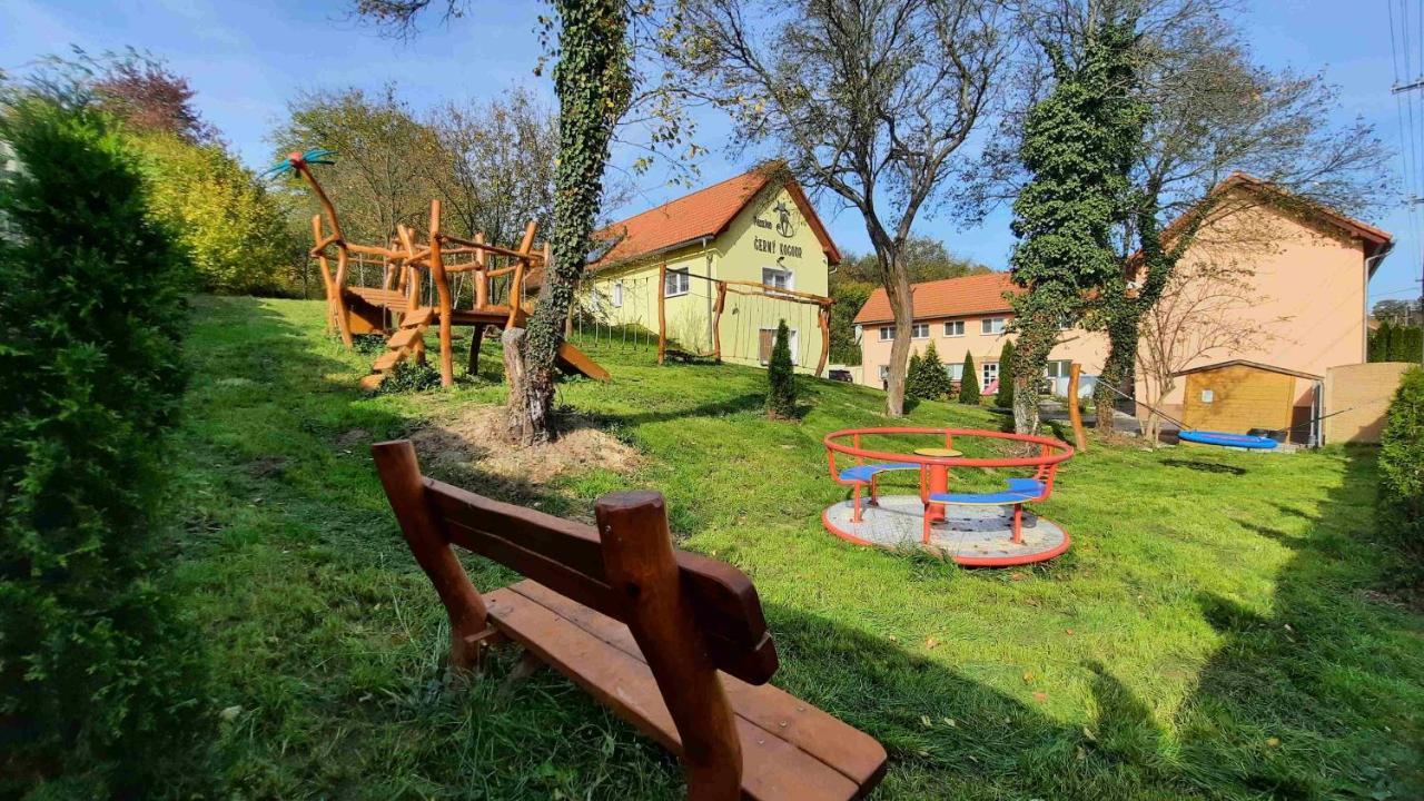 Cerny Kocour Apart Hotel Sarovy Exterior foto